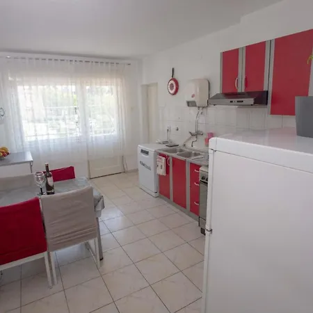 Bellevue Apartment *