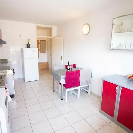 Bellevue Apartment *
